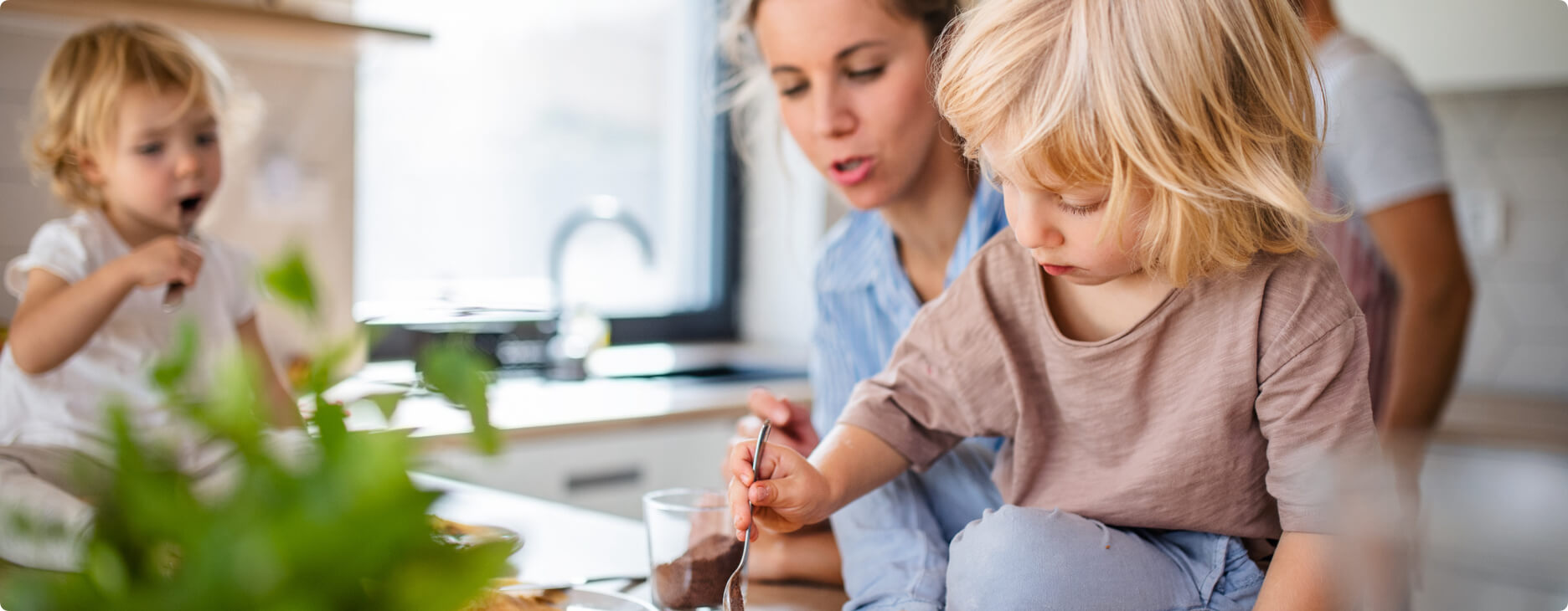 Bild Startseite - Familie sitzt in der Küche
